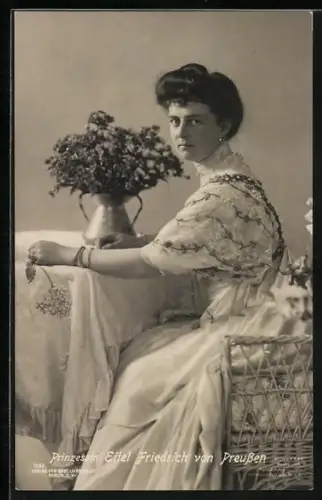 AK Prinzessin Eitel Friedrich von Preussen mit Blumenstrauss am Tisch