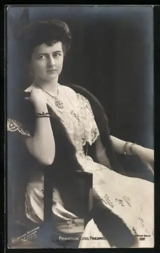 AK Herzogin Sophie Charlotte sitzend mit Pelzschal