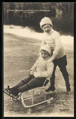 AK Prinz Wilhelm und Louis Ferdinand mit Schlittschuhen auf Eis