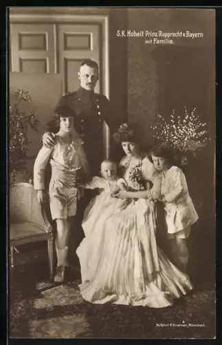 AK Kronprinz Rupprecht von Bayern in Uniform mit Familie in Zimmer