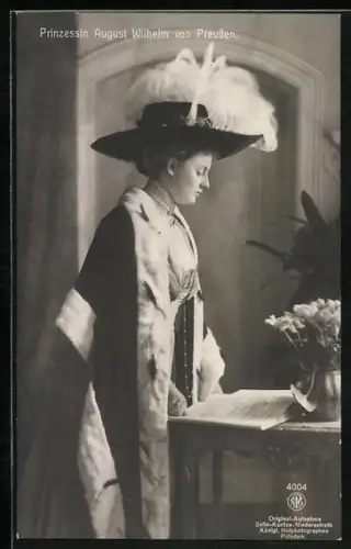 AK Prinzessin August Wilhelm elegant gekleidet an einem Tisch stehend