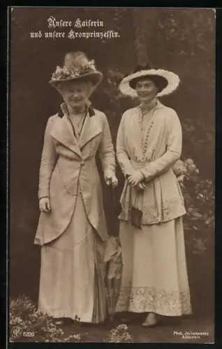 AK Kaiserin und Kronprinzessin in Kleidern mit Hüten