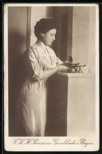 AK Prinzessin Gundelinde von Bayern mit Rosen