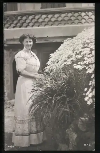AK Prinzessin August Wilhelm von Preussen, im garten an einem Blumenbeet