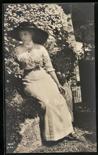 AK Prinzessin August Wilhelm von Preussen mit Zigarette an Mauer mit Blumen sitzend