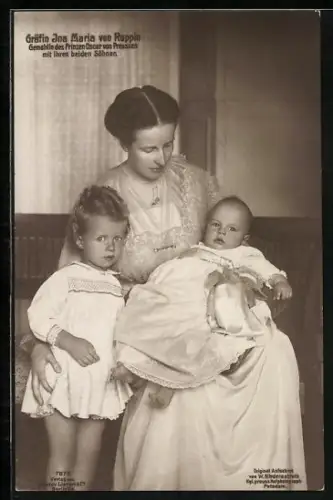 AK Gräfin Ina Maria von Ruppin mit ihren beiden Söhnen, Gemahlin von Prinz Oskar von Preussen