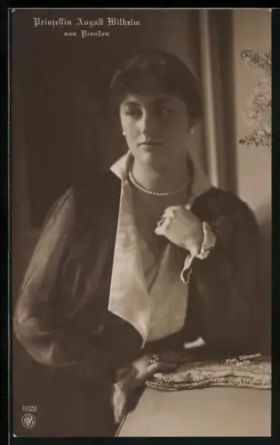 AK Prinzessin August Wilhelm elegant an einem Tisch sitzend