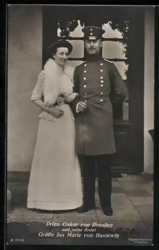 AK Prinz Oskar von Preussen und seine Braut Gräfin Ina Marie von Bassewitz vor einer Haustür