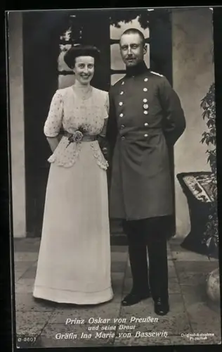 AK Prinz Oskar von Preussen und seine Braut Gräfin Ina Marie von Bassewitz im schönen Kleid