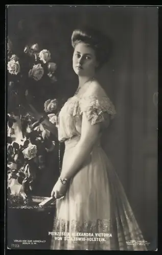 AK Prinzessin Alexandra Victoria von Schleswig Holstein, trägt elegantes weisses Kleid