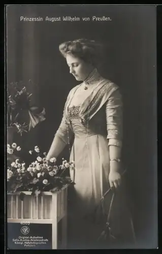 AK Prinzessin August Wilhelm von Preussen mit Blumen