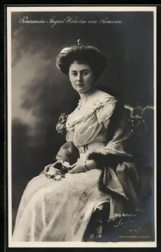 AK Prinzessin August Wilhelm von Preussen in einem edlen Gewand