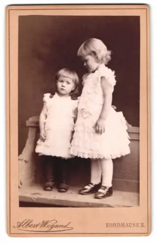 Fotografie Albert Wiegand, Nordhausen, Morgenröthe 13, Mädchen tragen weisse Kleider mit Rüschen