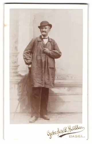 Fotografie Gebr. A. & P. Müller, Basel, Steinenthorberg, betagter Herr mit Spazierstock trägt Hut & zerknitterten Mantel