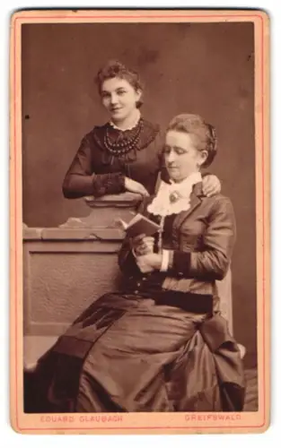 Fotografie Eduard Glaubach, Greifswald, Lange Strasse 4, hübsche junge Damen in festlicher Kleidung mit Schmuck