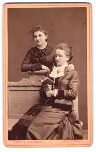 Fotografie Eduard Glaubach, Greifswald, Lange Strasse 4, hübsche junge Damen in festlicher Kleidung mit Schmuck & Buch