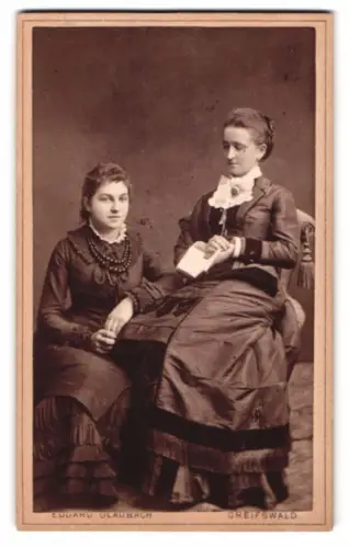 Fotografie Eduard Glaubach, Greifswald, Lange Strasse 4, hübsche Damen in festlicher Kleidung mit Schmuck