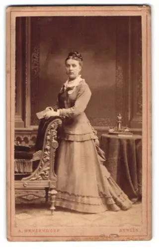 Fotografie A. Menzendorf, Berlin, Louisen-Str. 61, hübsche junge Dame mit geflochtenem Haar im Sonntagskleid
