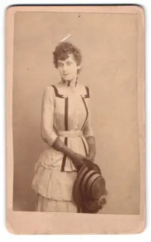 Fotografie unbekannter Fotograf und Ort, junge Dame im Sonntagskleid mit Handschuhen und Hut