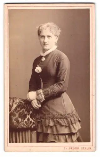 Fotografie Th. Prümm, Berlin, Unter den Linden 51, Portrait blonde Dame mit Brosche & Blütenschmuck