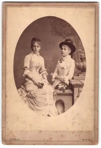 Fotografie Atelier Adele, Wien, Graben 19, hübsche junge Frauen im besten Sonntagskleid