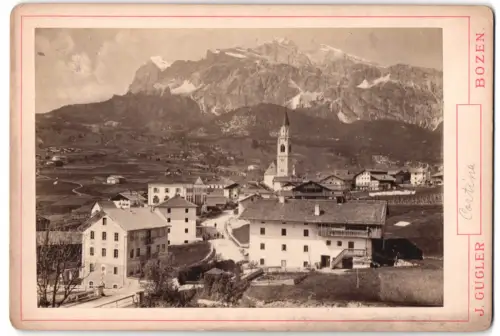 Fotografie J. Gugler, Bozen, Ansicht Cortina, Ortsansicht mit Gebirgsmassiv