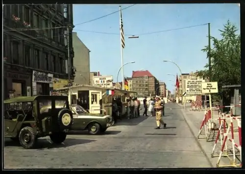 AK Berlin, Grenze am Checkpoint Charlie, Passierstelle Friedrichstrasse