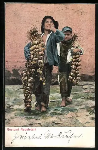 AK Neapel, Costumi Napoletani, Zwei Jungen mit Zwiebeln