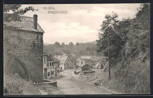 AK Nideggen-Brück /Eifel, Strassenpartie von der Mühle aus, mit Mühlrad