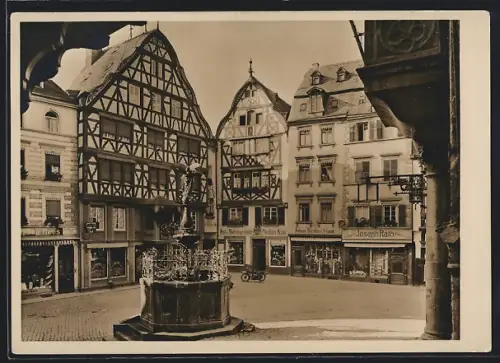 AK Berncastel, Marktplatz mit Brunnen u. Geschäften
