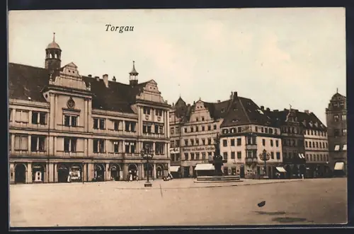 AK Torgau, Marktplatz mit Denkmal und Geschäften