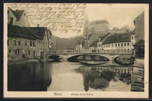 AK Weida / Thür., Wilhelm Ernst Brücke, Ortspartie mit Turmgebäude