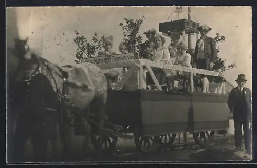 Foto-AK Kremsmünster, Umzugswagen auf einem Kinderfest