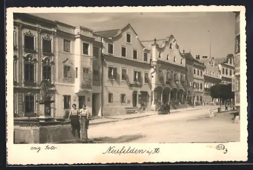 AK Neufelden i. M., Ortspartie mit Frauen am Brunnen