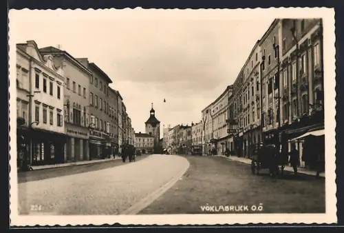 AK Vöcklabruck /O. Ö., Strassenpartie mit Geschäften