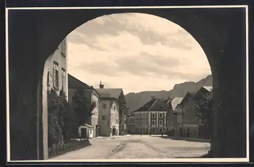 AK Mondsee, Salzkammergut, Strassenpartie durch Tor gesehen