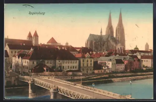 AK Regensburg, Flusspartie mit Brücke, Blick zur Kirche