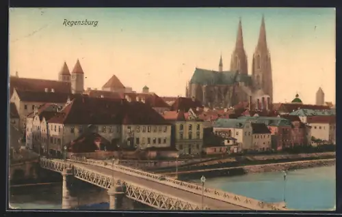 AK Regensburg, Flusspartie mit Brücke, Blick zur Kirche