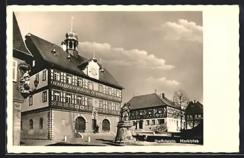 AK Staffelstein / Mainthal, Marktplatz mit Rathaus im Fachwerkstil