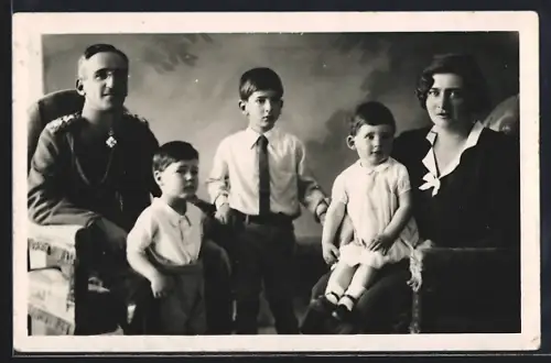 Foto-AK Alexander I. mit Prinz Peter und seiner Familie