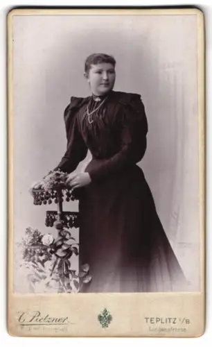 Fotografie Carl Pietzner, Teplitz, Lindenstrasse, Barbara Fechter im dunklen Kleid 1897