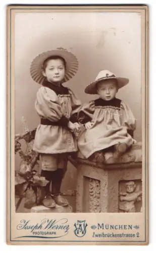 Fotografie Joseph Werner, München, Zweibrückenstrasse 2, Joseph und Otto mit Strohhüten