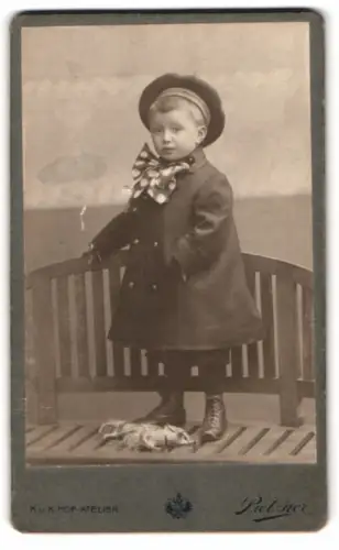 Fotografie C. Pietzner, Teplitz, Lindenstrasse, Fritzl als kleiner Junge mit Mantel und Mütze 1905