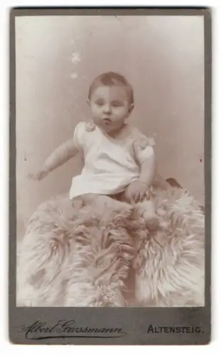 Fotografie Albert Grossmann, Altensteig, Kleinkind auf Fell