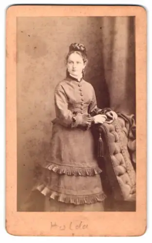Fotografie Herm. Heckmann, Glauchau, Hulda in elegantem Kleid