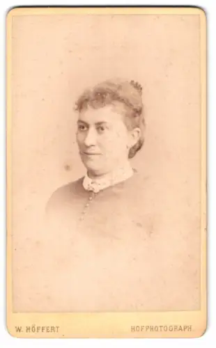 Fotografie W. Höffert, Dresden, Seestrasse 10, Clara Visold im Porträt 1888