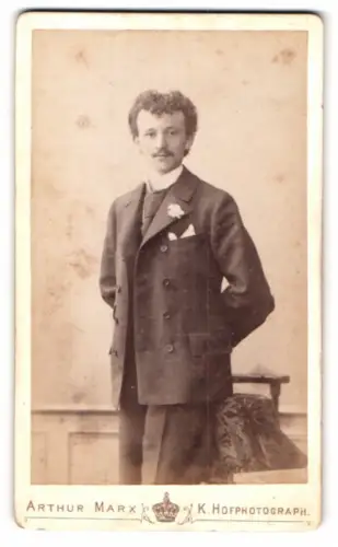 Fotografie Arthur Marx, Frankfurt a. M., Kaiserstrass 1, Gustav Adolph mit Blumenanstecker