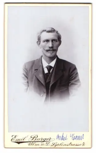 Fotografie Emil Burger, Ulm, Syrlinstrasse 4, Ernst im Porträt mit Schnurrbart