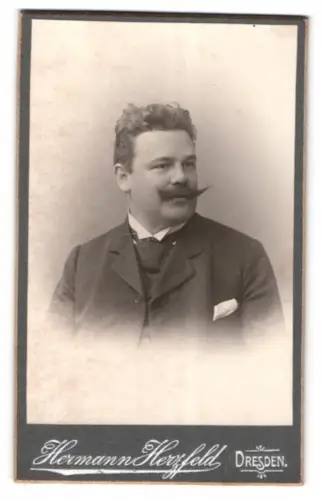 Fotografie Hermann Herzfeld, Dresden, Altmarkt, Richard Rübsam mit markantem Schnurrbart