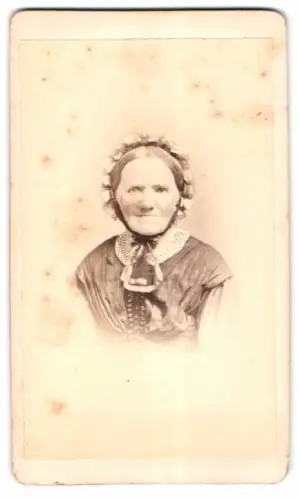 Fotografie Herm. Heckmann, Glauchau, Hoffnung 398, Porträt einer älteren Dame mit Häubchen